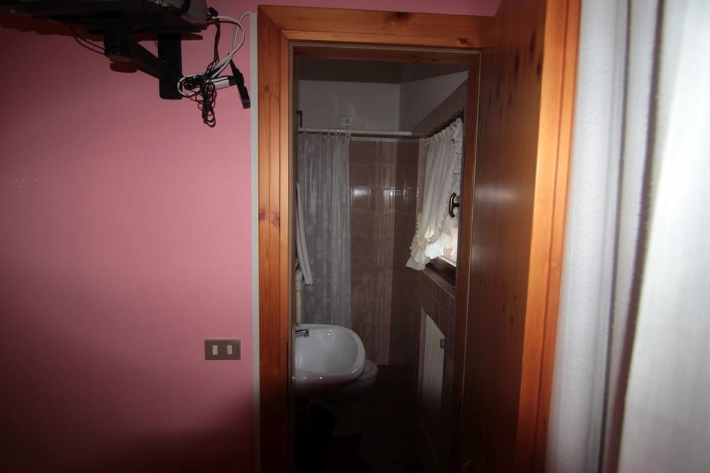 Albergo Trieste Tambre dʼAlpago Habitación foto