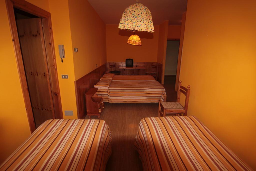 Albergo Trieste Tambre dʼAlpago Habitación foto